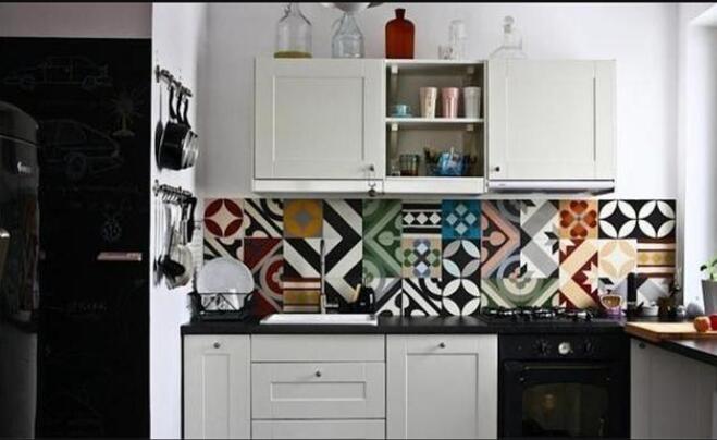 瓷砖拼花设计 让整个厨房后挡板更富特色