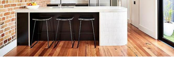 20个带有裸露砖饰面的小型工业厨房设计