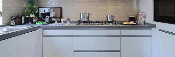 一开抽油烟机就有臭味 证明厨房门窗的密封还不错