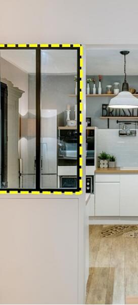 开放式厨房装U型橱柜 两边对角再装玻璃隔断