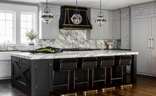 厨房油烟机区域不再单调 合理的装饰既美观又有功能