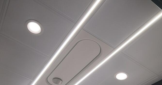 厨房照明怎么布置 选用射灯+灯带照明好用到爆