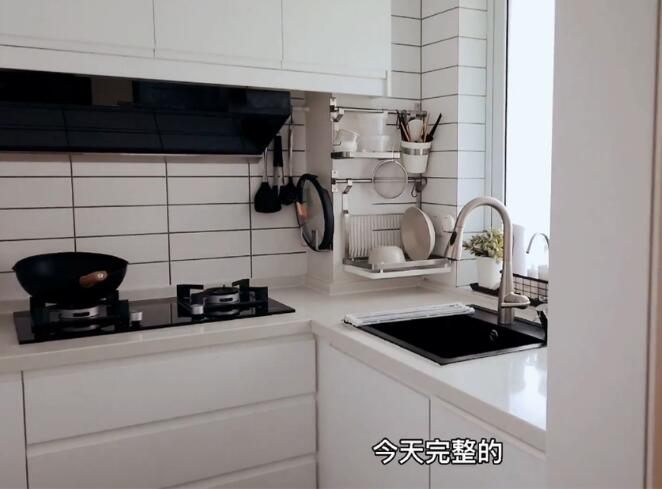 4平米的小厨房设计 正方形的空间收纳井井有条!