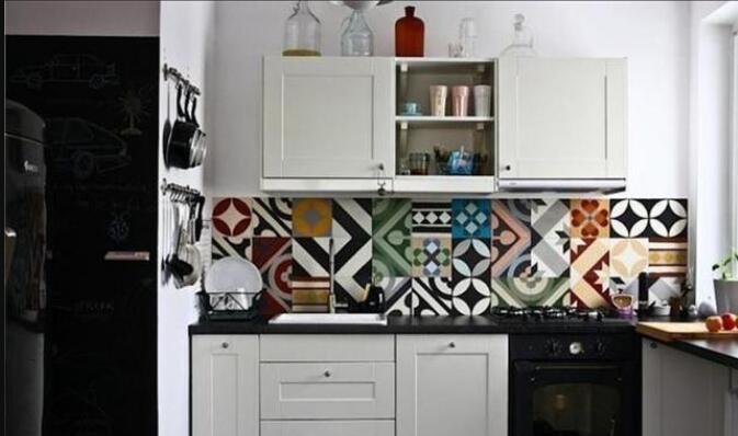 瓷砖拼花设计 让整个厨房后挡板更富特色.