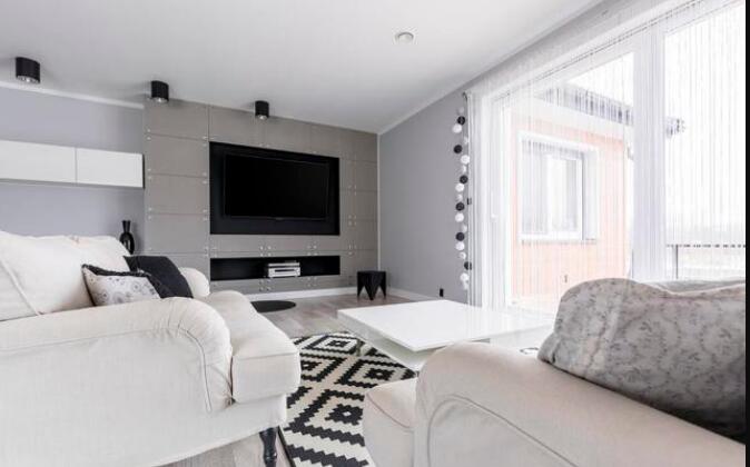 关于小客厅的布局 你还在简单让沙发对着电视背景墙