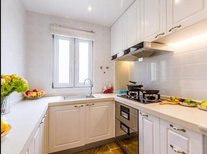 小厨房怎么装修显档次 从厨房门、家电、橱柜、瓷砖下手.