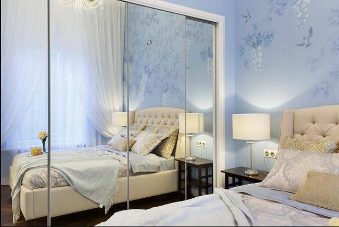 打造一种最好的、最具创造性的带有镜面门卧室