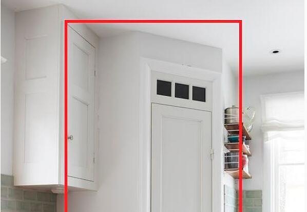 厨房转角空间怎么利用 装上隔板做上门秒变收纳圣地.