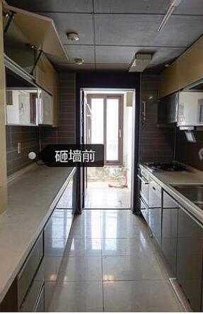 厨房光线不好怎么办 朋友直接将墙砸了做双面柜.