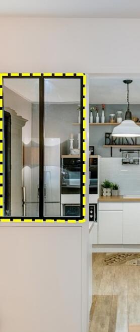 开放式厨房装U型橱柜 两边对角再装玻璃隔断.