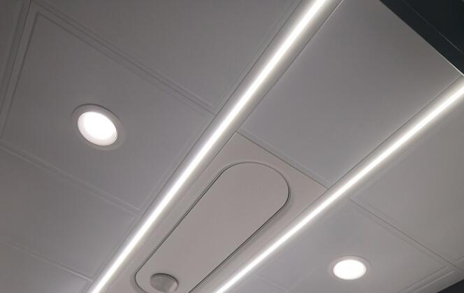 厨房照明怎么布置 选用射灯+灯带照明好用到爆.