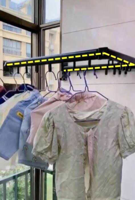 只有一个阳台怎么取舍 安装上折叠衣架休闲、晾衣兼具.