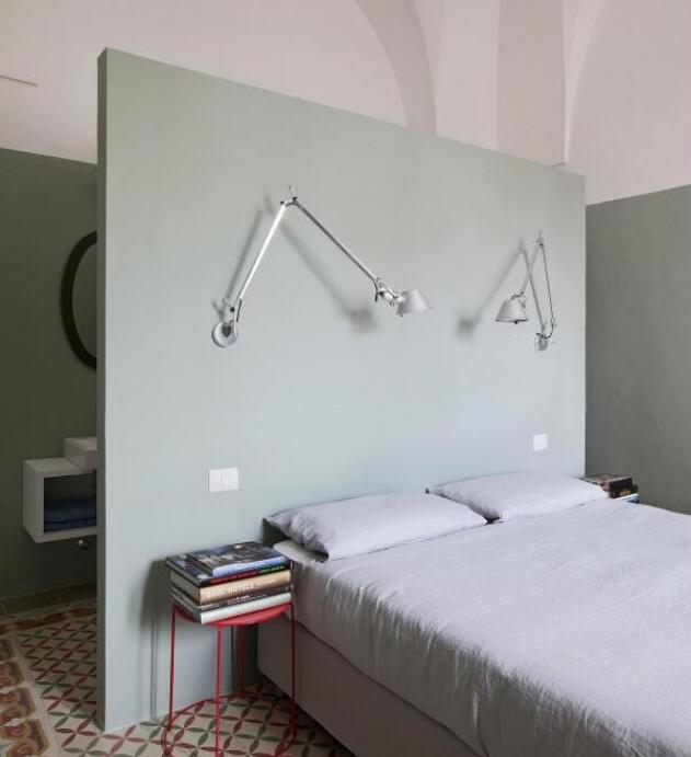 床头别再靠墙摆放了 试试在床头设计柜子.