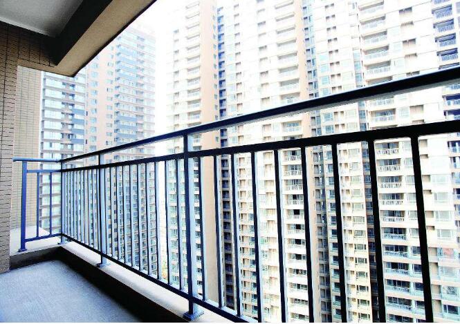 高层阳台太愁人 留着吹风看风景还是封起来?.