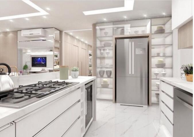 厨房没留冰箱的位置怎么办 用上一圈玻璃柜轻松解决.