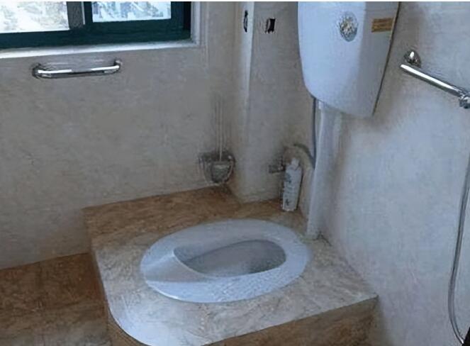 蹲坑为什么要抬高20厘米 听泥工师傅说了才知用处大.