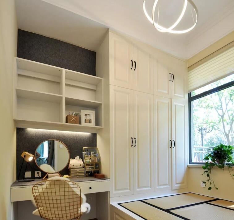 不足10平卧室装修 这样装客房、收纳为一体